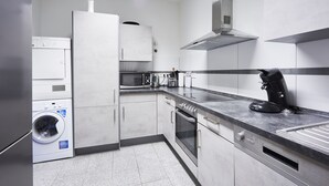 Comfort Double Room, Accessible, Shared Bathroom | Private kitchen | Shared fridge, shared microwave - Harbour Apartments (Karlsruhe)