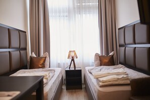 Comfort Double Room, Accessible, Shared Bathroom | Blackout drapes, iron/ironing board, free WiFi - Harbour Apartments (Karlsruhe)