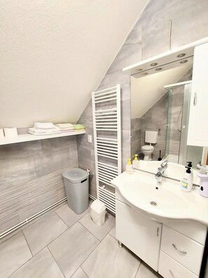 Appartement (Four Bedroom Apartment with Balcony) | Salle de bain | Douche, serviettes fournies