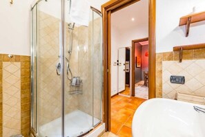 Shower, hair dryer, bidet, towels - Alle Mura Aurelie Apartment (Roma)
