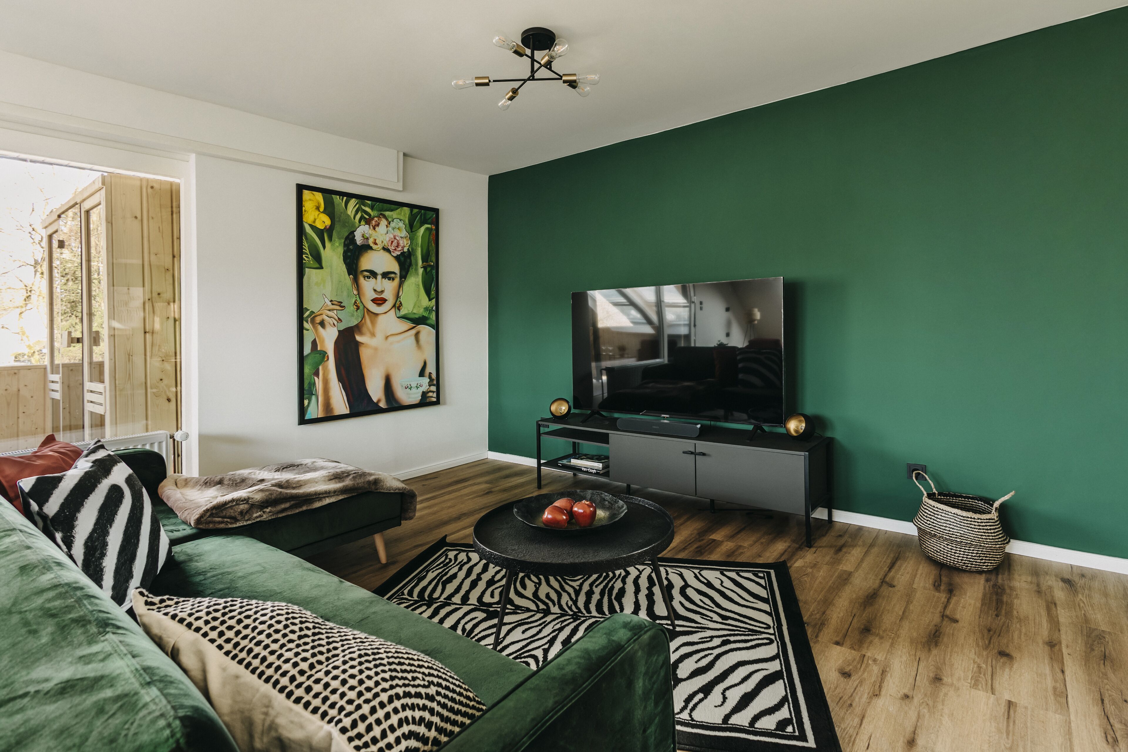 Smart TV, lareira, livros