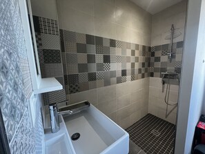 Een douche, een haardroger, handdoeken, zeep