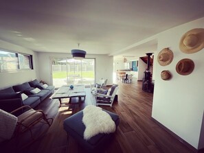 Living area - La Villa Case-bi, Profitez en Famille de ce Magnifique Logement (Saint-Germain-sur-Ay)