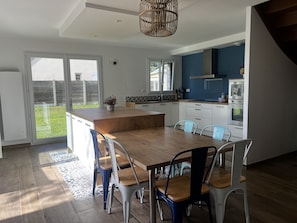 Dining - La Villa Case-bi, Profitez en Famille de ce Magnifique Logement (Saint-Germain-sur-Ay)