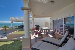 Outdoor dining - Luxury 4 bed Beachfront Oceanview Home Water Slide Las Palmas Resort Sandy Beach (Puerto Peñasco)