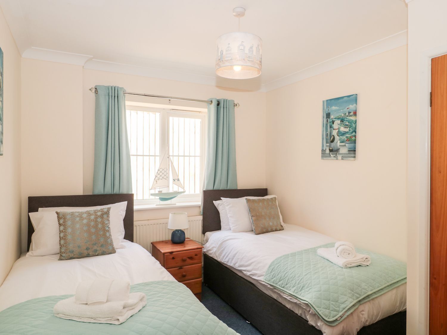 2 개의 침실, 각각 다른 스타일의 인테리어, 각각 다르게 가구 비치, 무료 WiFi