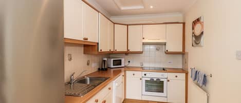 Kühlschrank, Geschirrspüler, Wasserkocher, Toaster