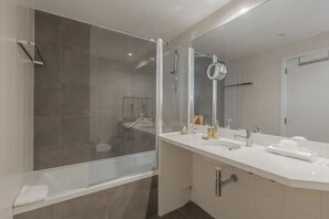 Sèche-cheveux, bidet, serviettes fournies, savon