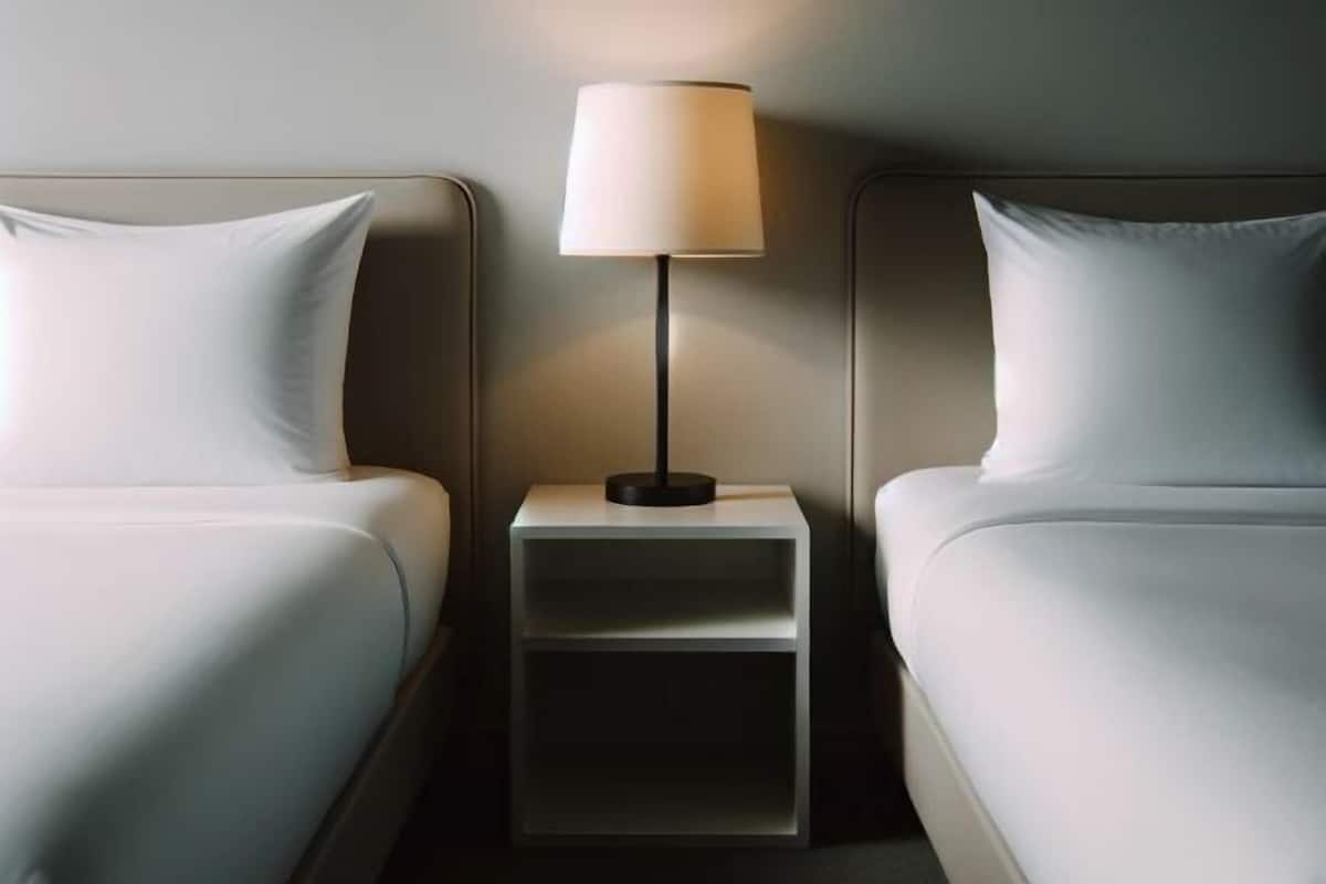 1 habitación, edredón, minibar y escritorio