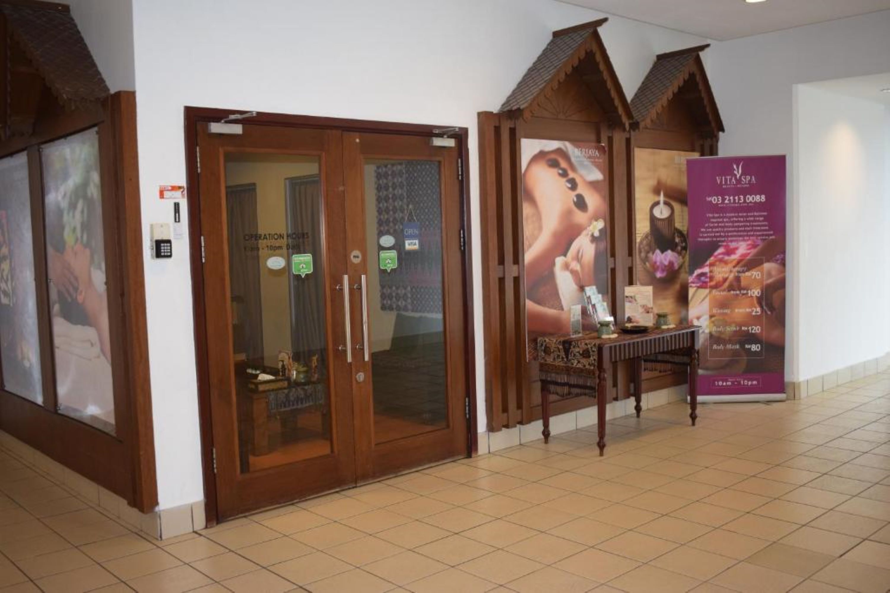 Couples treatment room(s), sauna, hot tub, steam room