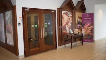 Couples treatment room(s), sauna, hot tub, steam room
