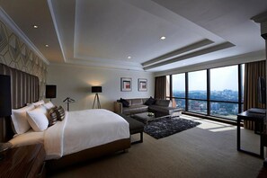 Desk, soundproofing, iron/ironing board, free WiFi - Family Apartment At Times Square (Kuala Lumpur)