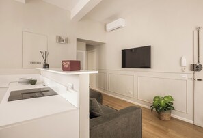 Deluxe-Apartment | Wohnbereich | 40-Zoll-Flachbildfernseher mit Digitalempfang