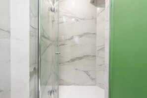 Deluxe-Apartment | Badezimmer | Dusche, Haartrockner, Bidet, Handtücher