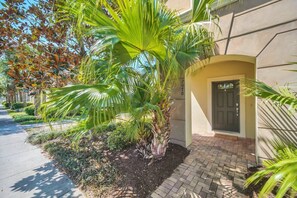 Property grounds - 5BR family haven w/ themed rooms & pool (Kissimmee)