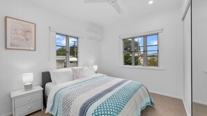2 bedrooms, WiFi, bed sheets - West End Gem Near Attractions (West End)