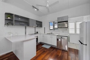 Fridge, microwave, stovetop, dishwasher - West End Gem Near Attractions (West End)
