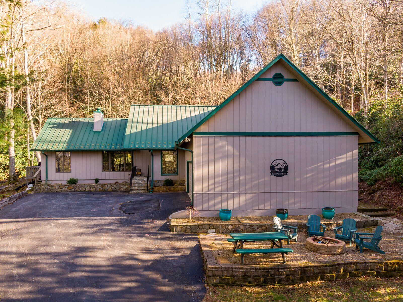 Mossy Creek Haus- 5 mins to slopes, fire pit, dog friendly!
