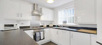 Charming Modern Home, Near High Street, Sleeps 5