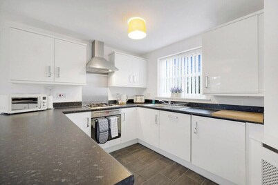 Charming Modern Home, Near High Street, Sleeps 5