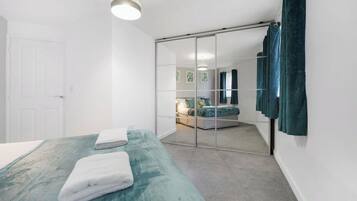 3 bedrooms, iron/ironing board, internet, bed sheets