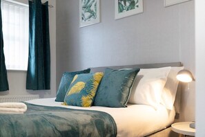 3 bedrooms, iron/ironing board, Internet, bed sheets - Charming Modern Home, Near High Street, Sleeps 5 (Stockton-on-Tees)