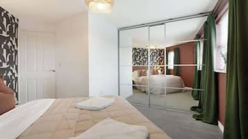 3 bedrooms, iron/ironing board, WiFi, bed sheets