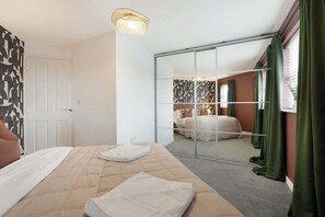 3 slaapkamers, een strijkplank/strijkijzer, internet, beddengoed