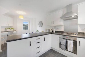 冰箱、微波炉、烤箱、炉灶