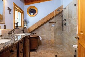 Douche, séchoir à cheveux, serviettes fournies, shampooing