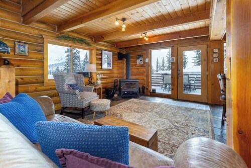 Pet-Friendly Cabin with Hot Tub