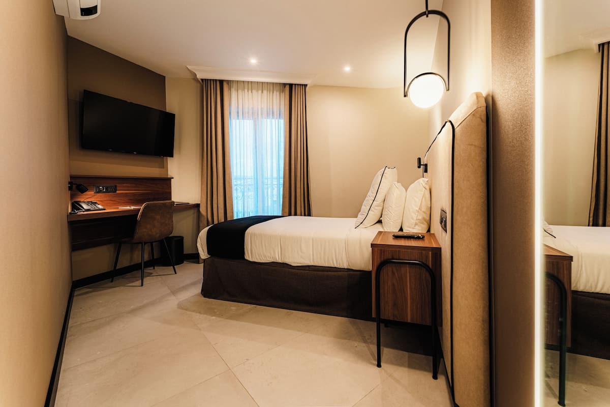 Standard Single Room, City View | 1 bilik tidur, peralatan tempat tidur premium, busa memori, bar mini