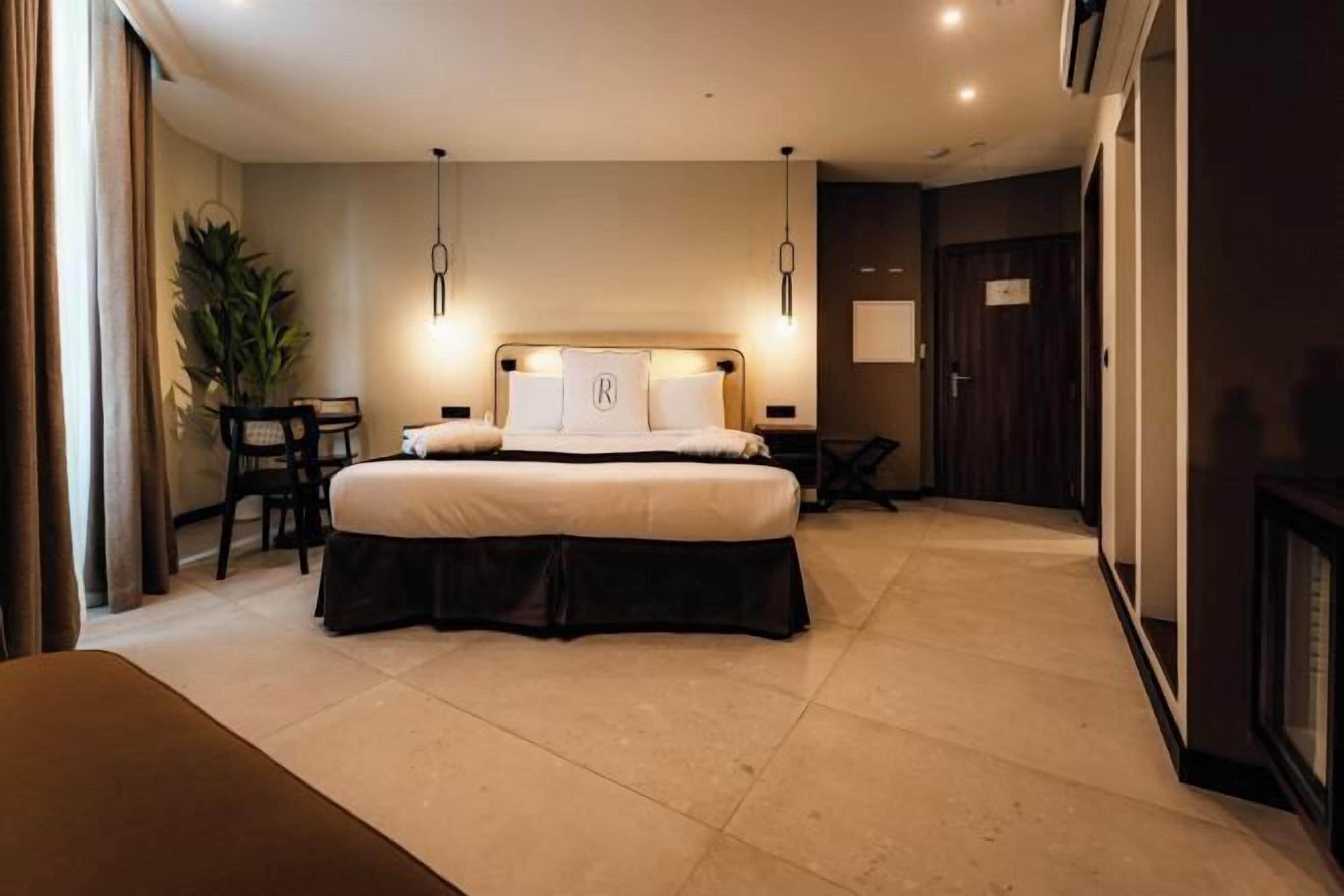 Hochwertige Bettwaren, Betten mit Memory-Foam-Matratzen, Minibar