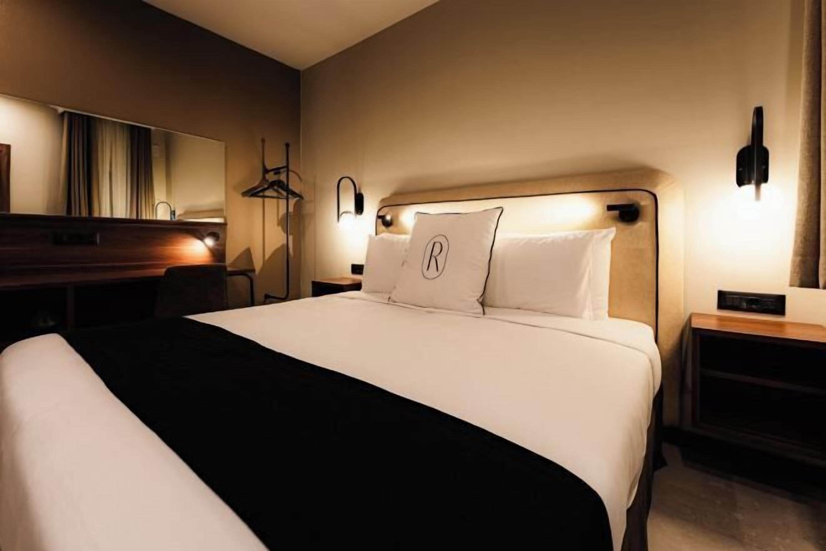 Hochwertige Bettwaren, Betten mit Memory-Foam-Matratzen, Minibar