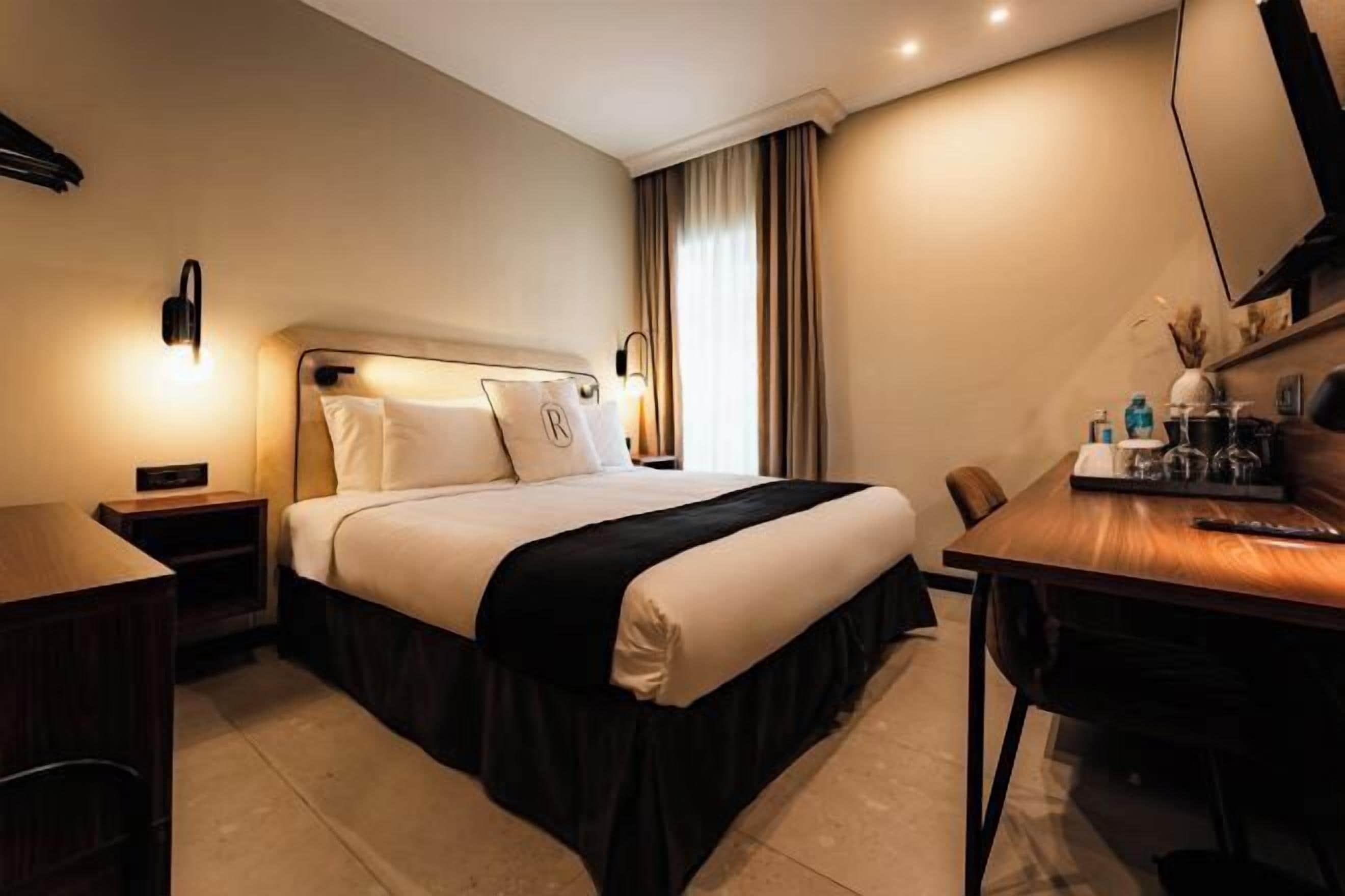 Hochwertige Bettwaren, Betten mit Memory-Foam-Matratzen, Minibar