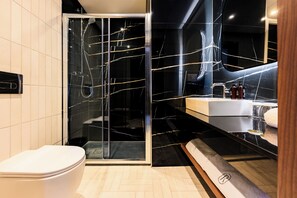 Suite With Executive Lounge Access | バスルーム | シャワー、ジェットバス、レインフォールシャワー、ヘアドライヤー