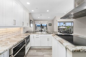 ثلاجة، ميكروويف، فرن، موقد طهي مسطح