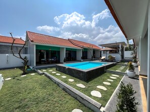 Outdoor pool - Moon Bali Guesthouse Canggu (Canggu)