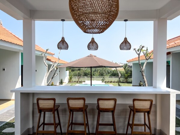 Outdoor dining - Moon Bali Guesthouse Canggu (Canggu)