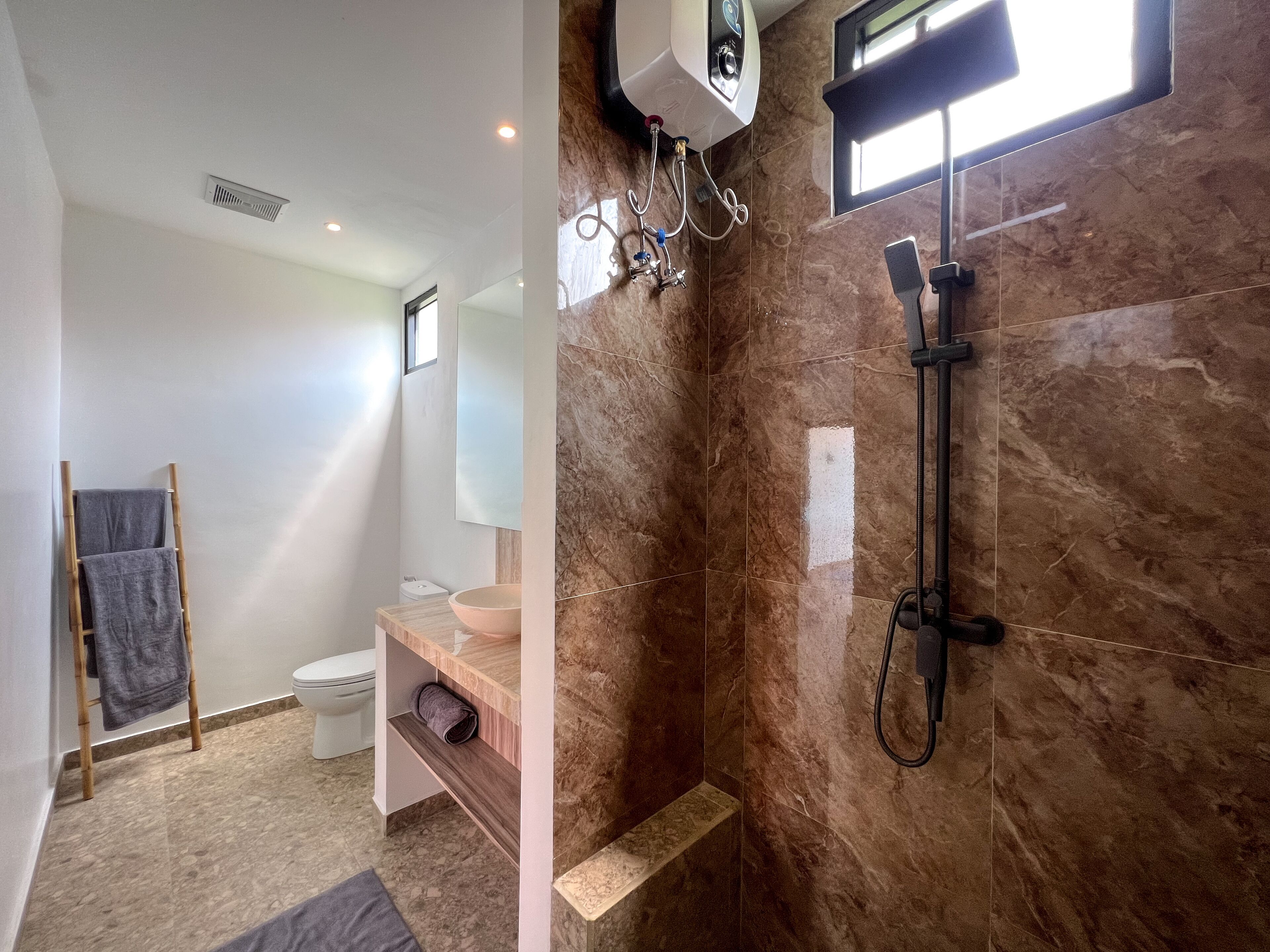 Superior Apart Daire | Banyo | Duş, geniş duş başlığı, ücretsiz banyo/kozmetik ürünleri, havlu 