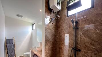 Superior Apartment | Bathroom | Shower, rainfall showerhead, free toiletries, towels
