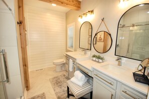 Shower, hair dryer, towels - Jessamine Cottage, Chesnut Hill (Highlands)