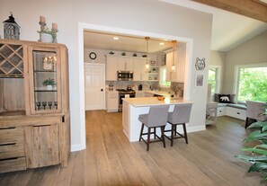 Fridge, microwave, oven, stovetop - Jessamine Cottage, Chesnut Hill (Highlands)