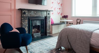 Cold Law @ Arlington House Hotel: Self Check-In Suites