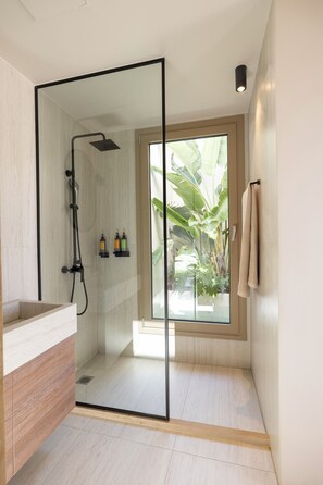 Đồ dùng nhà tắm miễn phi ́, máy sấy tóc, áo choàng tắm 