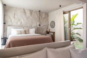 1 bedroom, desk, laptop workspace, soundproofing