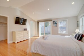 3 bedrooms, iron/ironing board, WiFi, bed sheets - Walk to Earle Rd Beach, Incredible Patio! (Harwich)