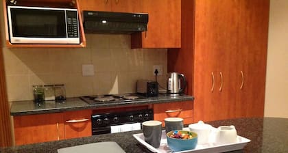 Cozy 2BR 2BR Townhouse Netflix Private Parking Great Location!