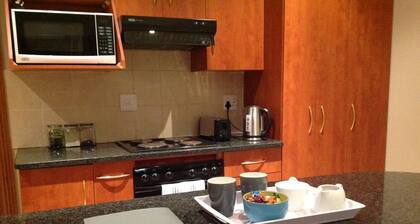 Cozy 2BR 2BR Townhouse Netflix Private Parking Great Location!