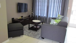 Living room - Comfortable Furnished Apartment Wi-fi Free Parking (Bloemfontein)